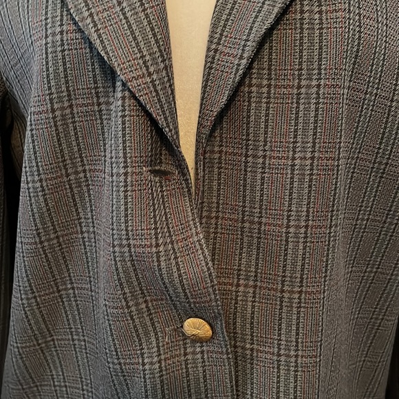 Alfred Dunner Women’s gray/purple plaid design, missing 1 button size 14,$13 - Picture 3 of 7